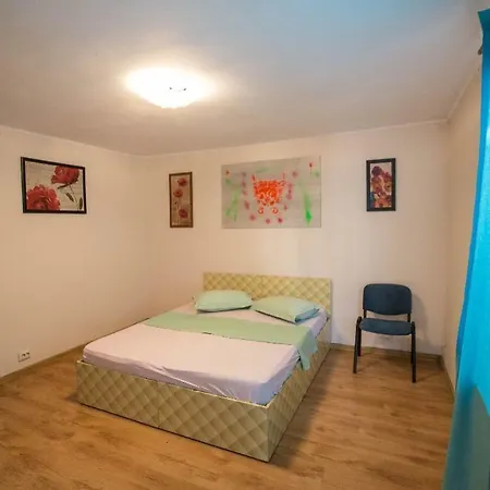 Orange Studio Harlequin Apartment *